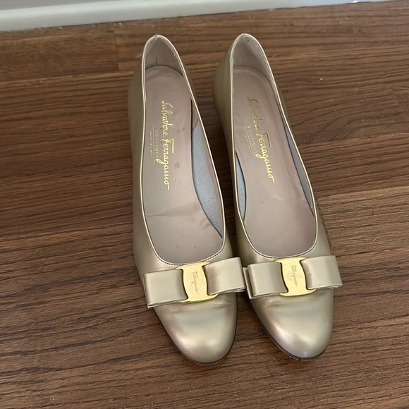 Ferragamo Classic Kitten Heels - Picture 1 of 5